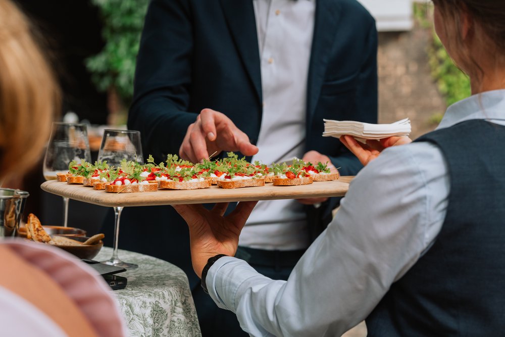 Verschillende cateringformules combineren op je huwelijk? Dat doe je zo