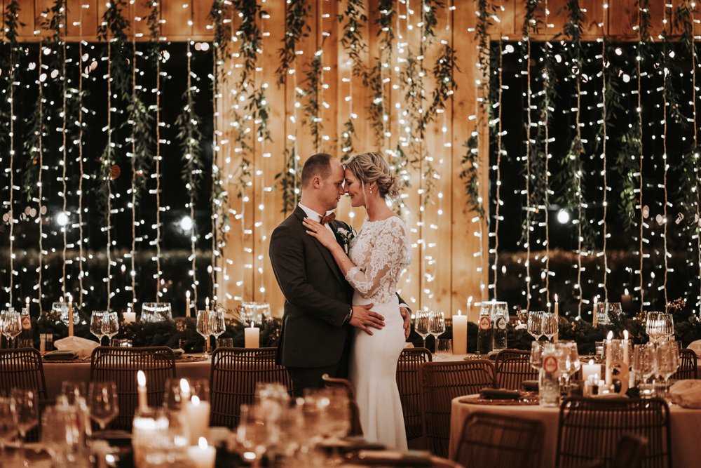 Cindy & Alex’ gezellige huwelijksdag met feeërieke lichtjes