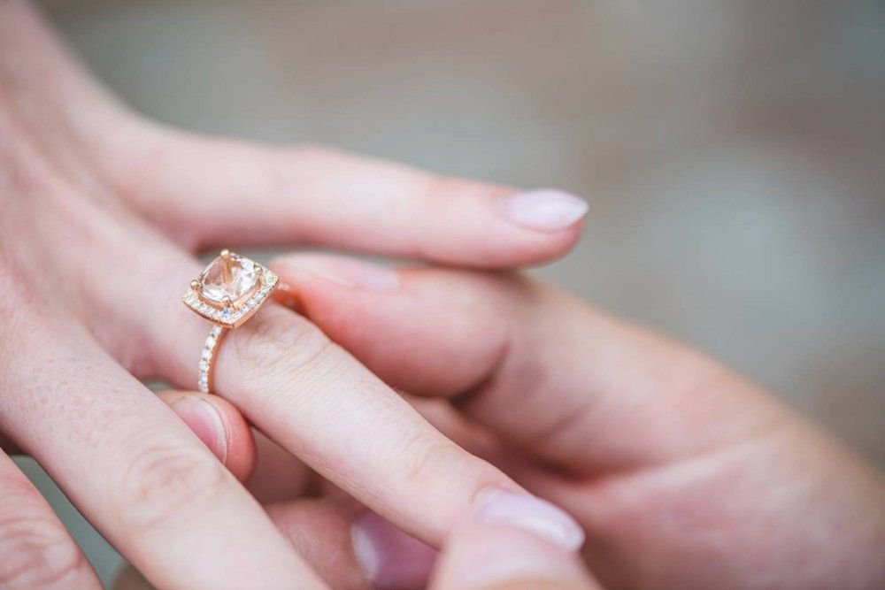 Pourquoi choisir une bague de fiançailles en or rose?
