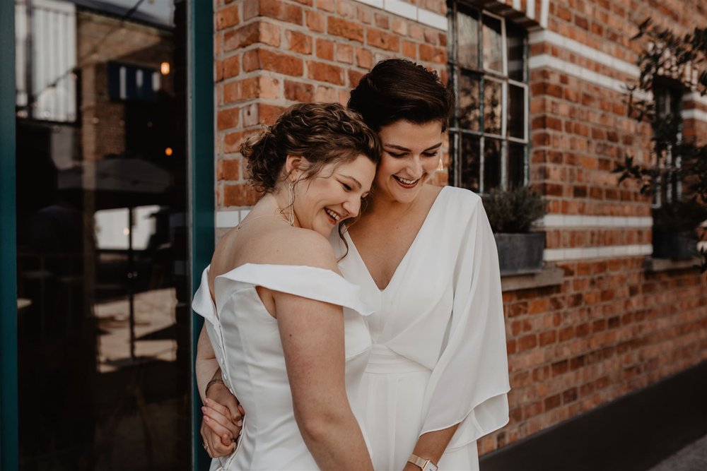 Fotoreportage: Sien & Justine’s huwelijk in industriële feestzaal Blanc Fixe
