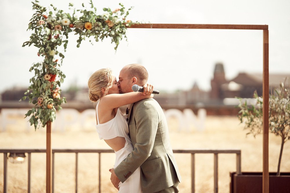 Het bloemrijke huwelijk van Naomi & Matti in Gaston, de mooiste rooftop feestzaal van Gent