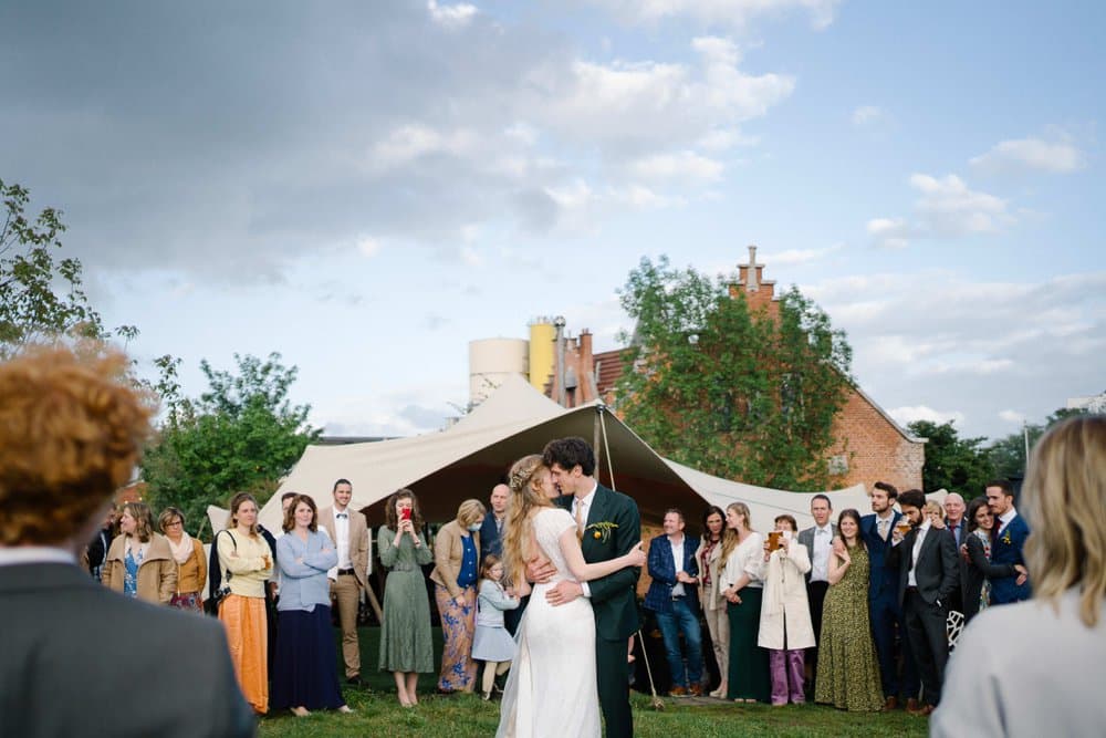 Het prachtige outdoor coronahuwelijk van Anouk & Bart