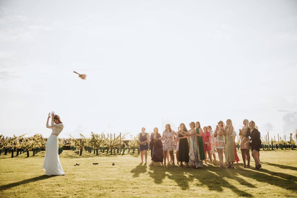 Lancer de bouquet à votre mariage : comment procéder pratiquement