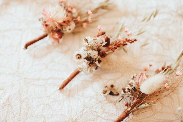 Une boutonnière pour votre marié... ET pour son équipe!