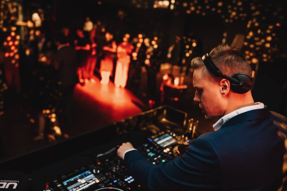 Hoeveel kost een DJ nu écht voor je trouwfeest?