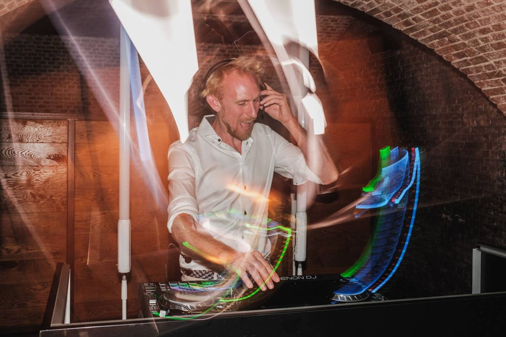 Comment votre énergie en tant que couple de mariés détermine la fête dansante - conseils de DJ Oliver Alex
