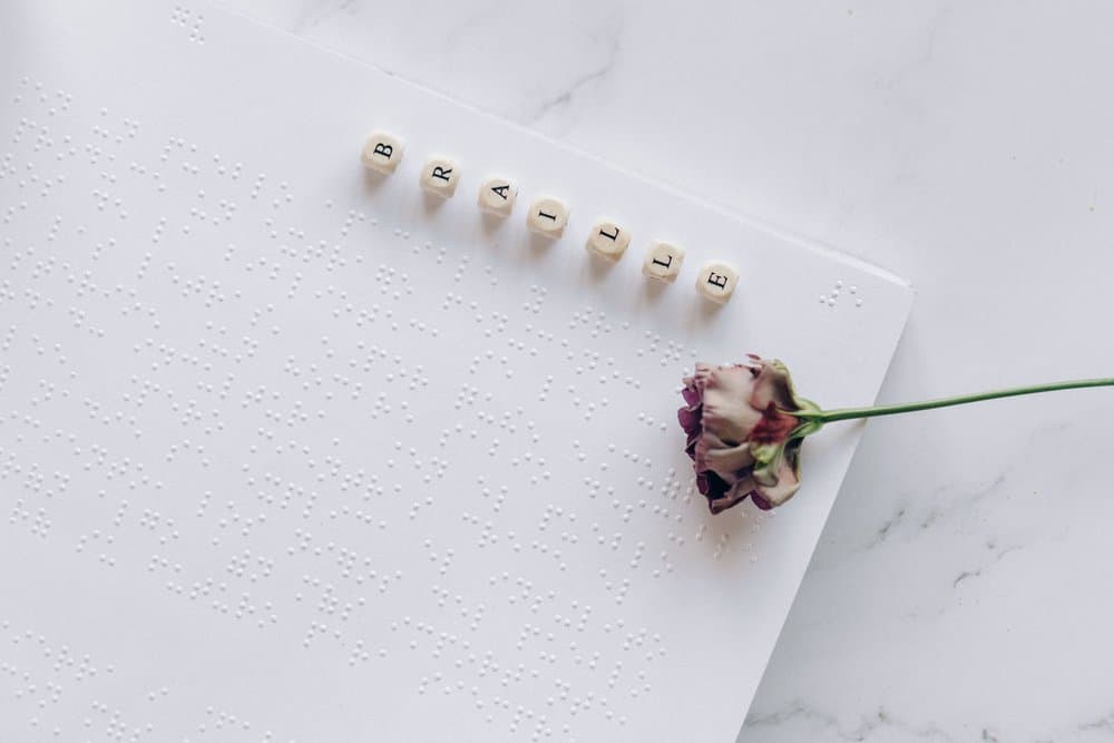 Blinde of slechtziende mensen ondersteunen op je bruiloft: 9 praktische tips