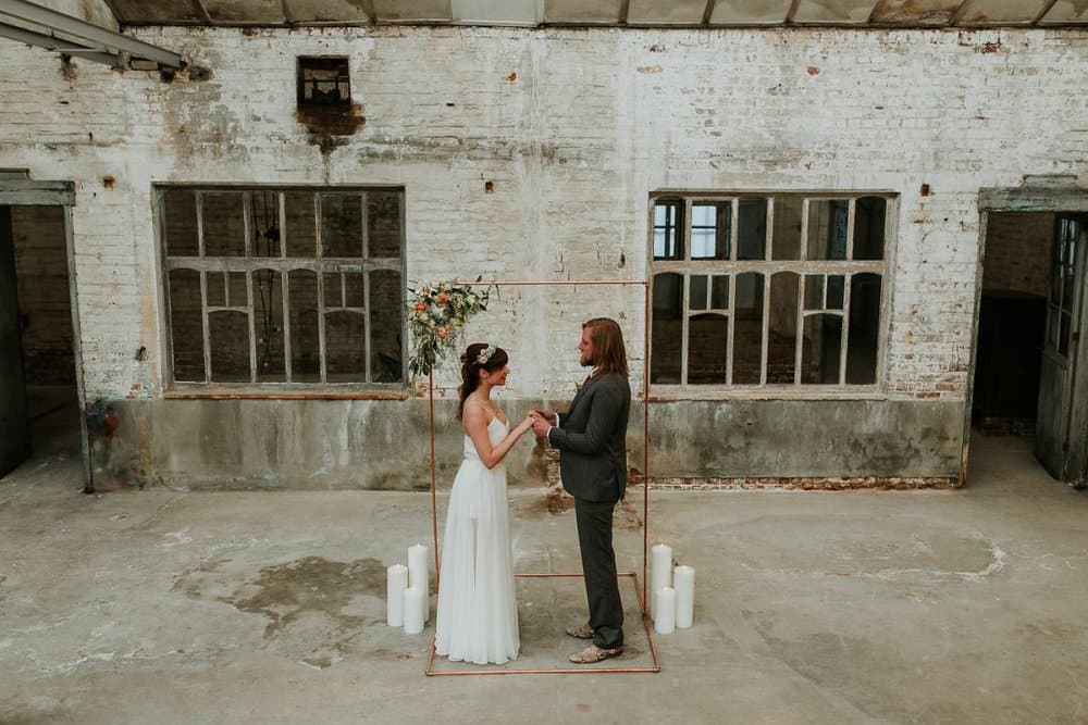 Styled Shoot - Een industrieel gebouw als trouwlocatie? Om warm van te worden!