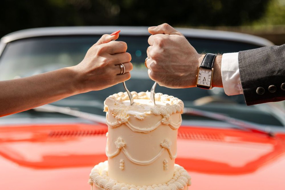 Here's how Versato recommends choosing your engagement ring and wedding bands