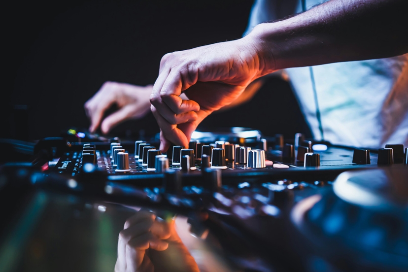 DJ