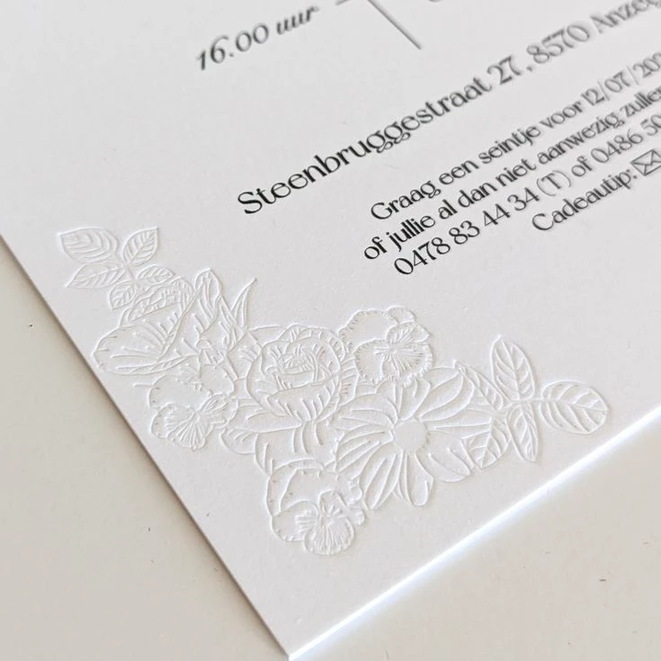 Minimalistische huwelijksuitnodiging met bloemen in blinddruk