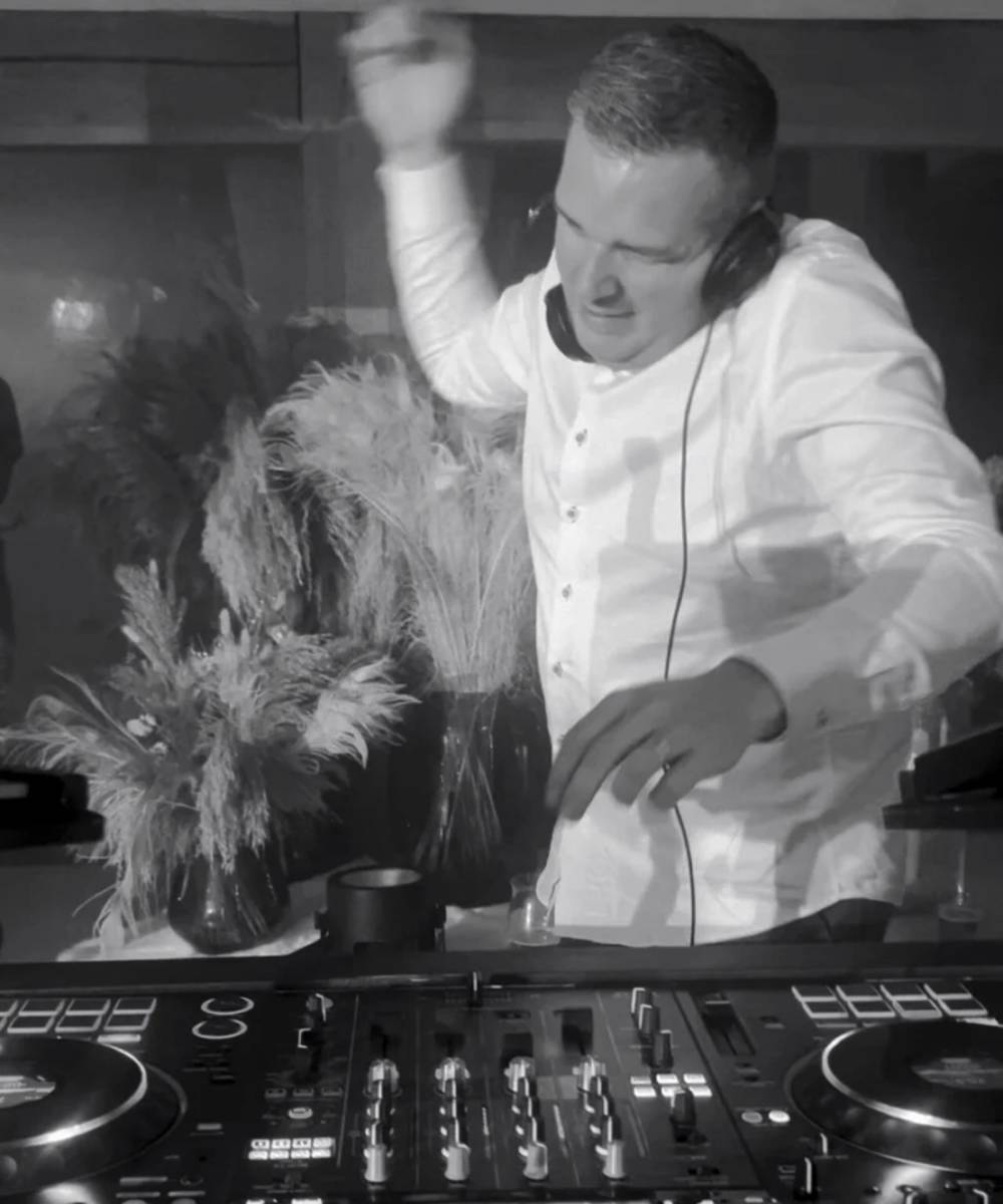 DJ Gio - DJ - House of Weddings (4)