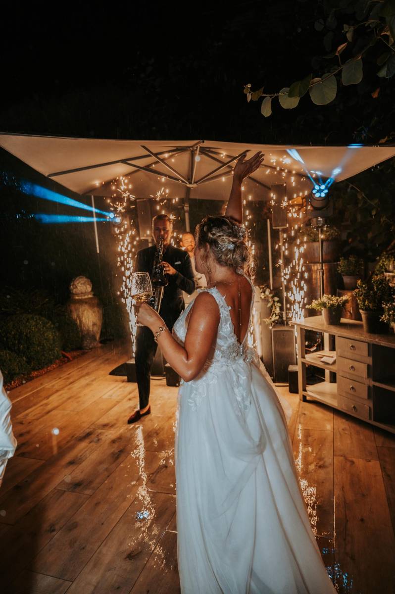 FEEST-DJ-KyraJacobs-HouseofWeddings (1)