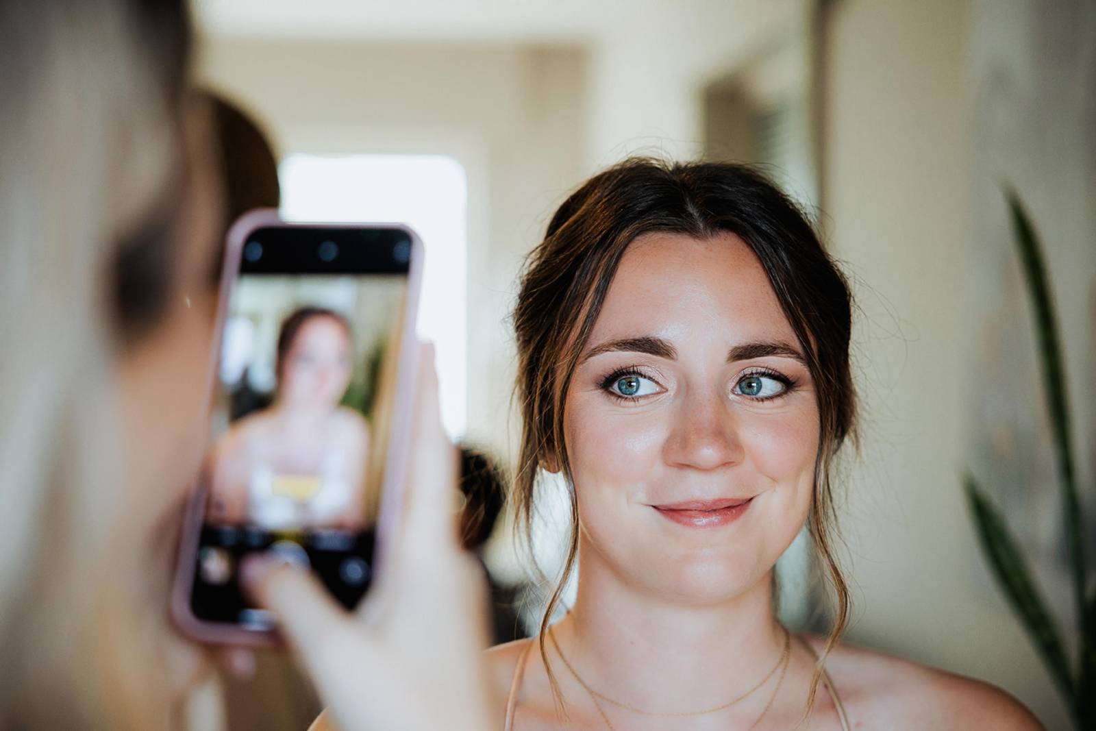 Hair I Come - LUX Visual Storytellers - Bruidskapsel - House of Weddings