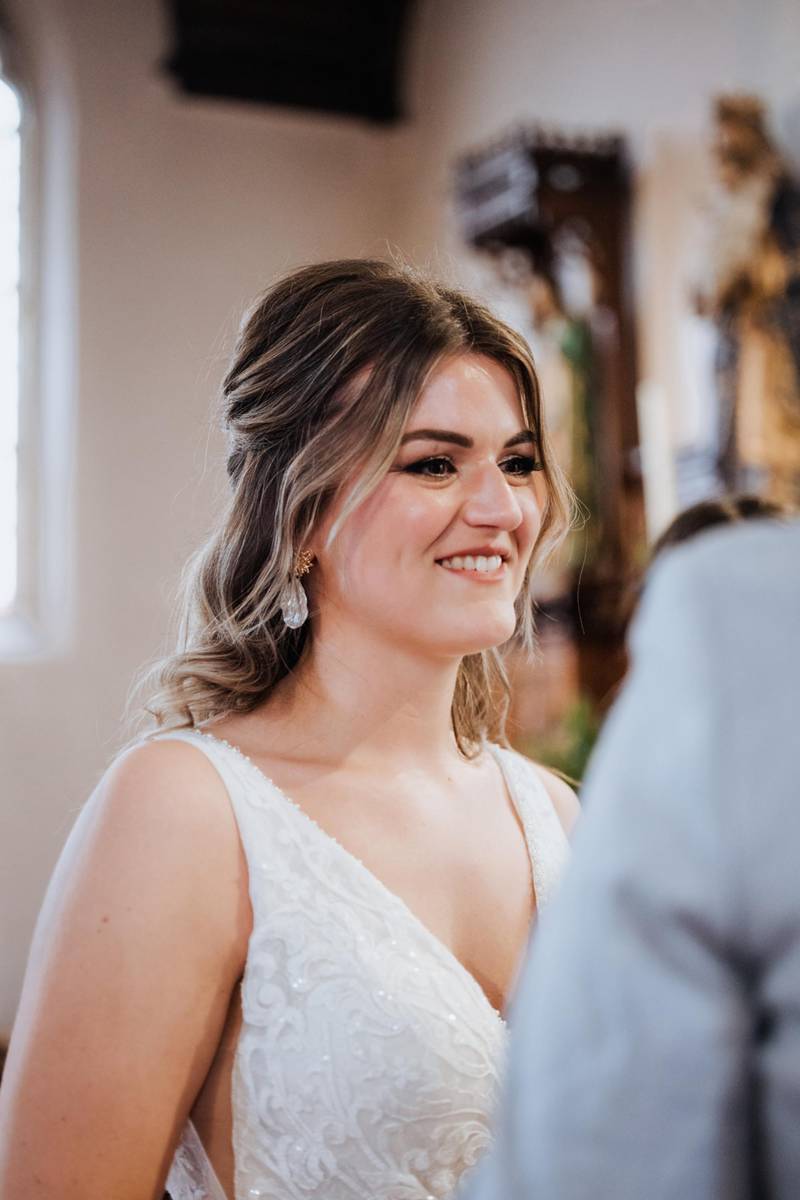 Hair I Come - LUX Visual Storytellers - Bruidskapsel - House of Weddings