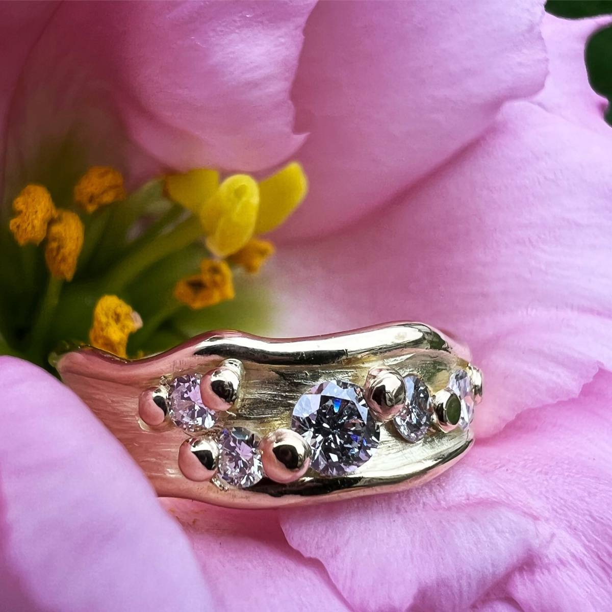 Nele Blanckaert - Handgemaakte ring met diamant-Goudsmid-Nele Blanckaert - House of Weddings