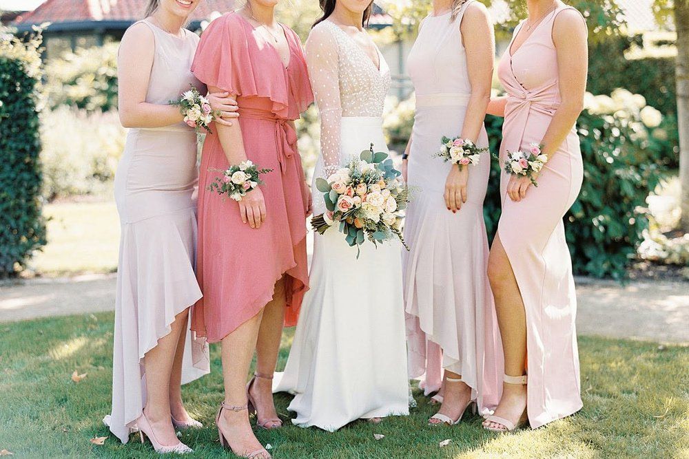 Horen van Kreek Bedreven SOS: welke kledij draag ik als gast op een huwelijk? - House of Weddings